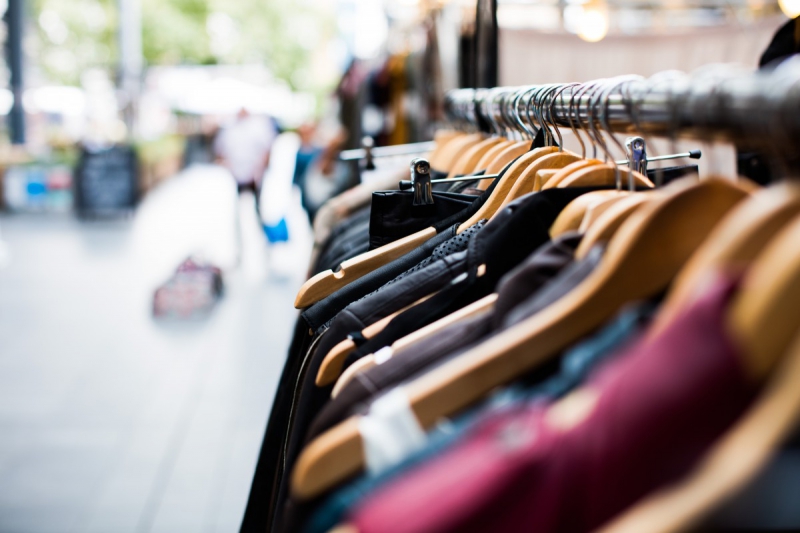 boutique-BAUDUEN-min_blur_close_up_focus_hanger_jacket_market_people_rack-1176303