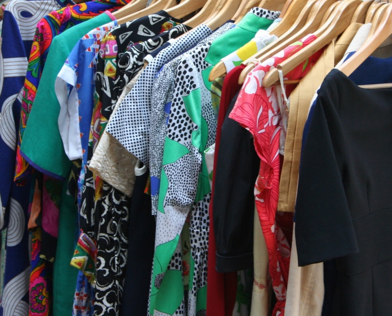 boutique-BAUDUEN-min_dresses_apparel_clothing_clothes_clothes_hangers_wooden_hangers_retail_shop_closet-1149845