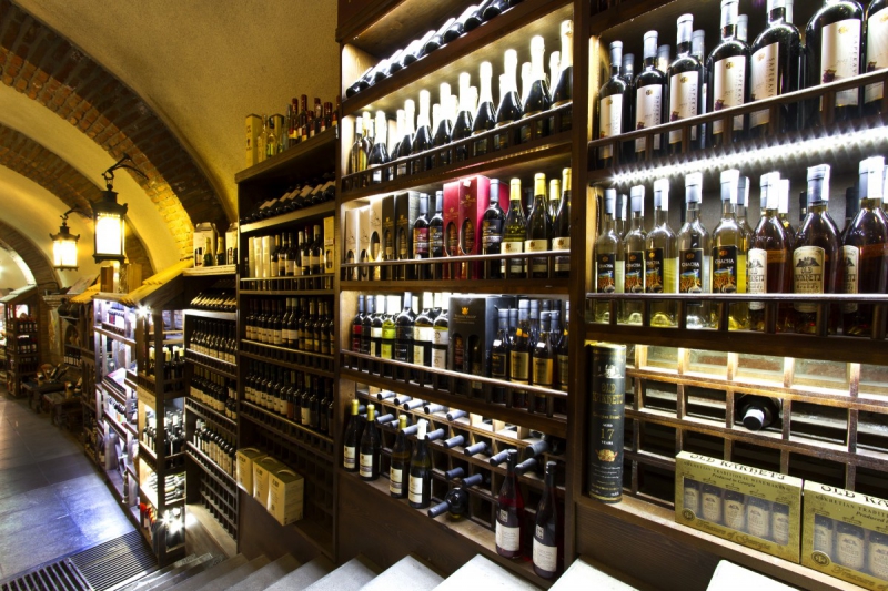 boutique-BAUDUEN-min_world_street_travel_shop_canon_georgia_wine_bottles-429767